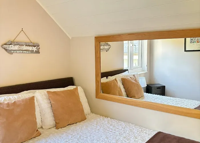 Kinsale Lodge - Cotswolds Lakeside - Spring Lake