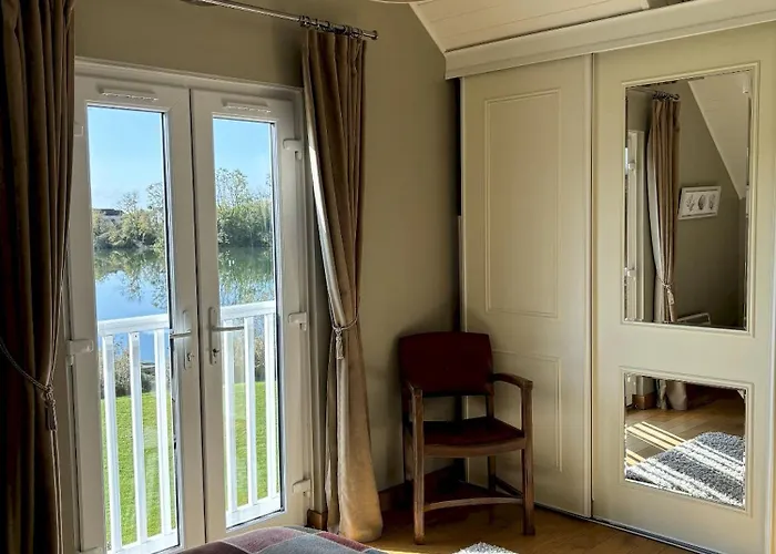 Kinsale Lodge - Cotswolds Lakeside - Spring Lake