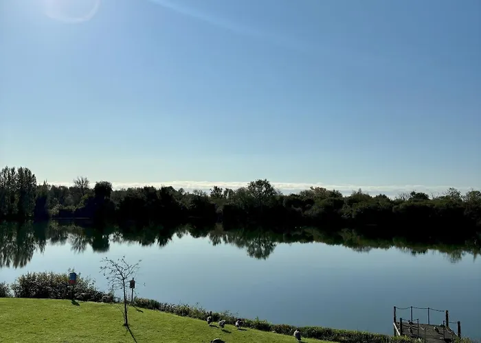 Kinsale Lodge - Cotswolds Lakeside - Spring Lake