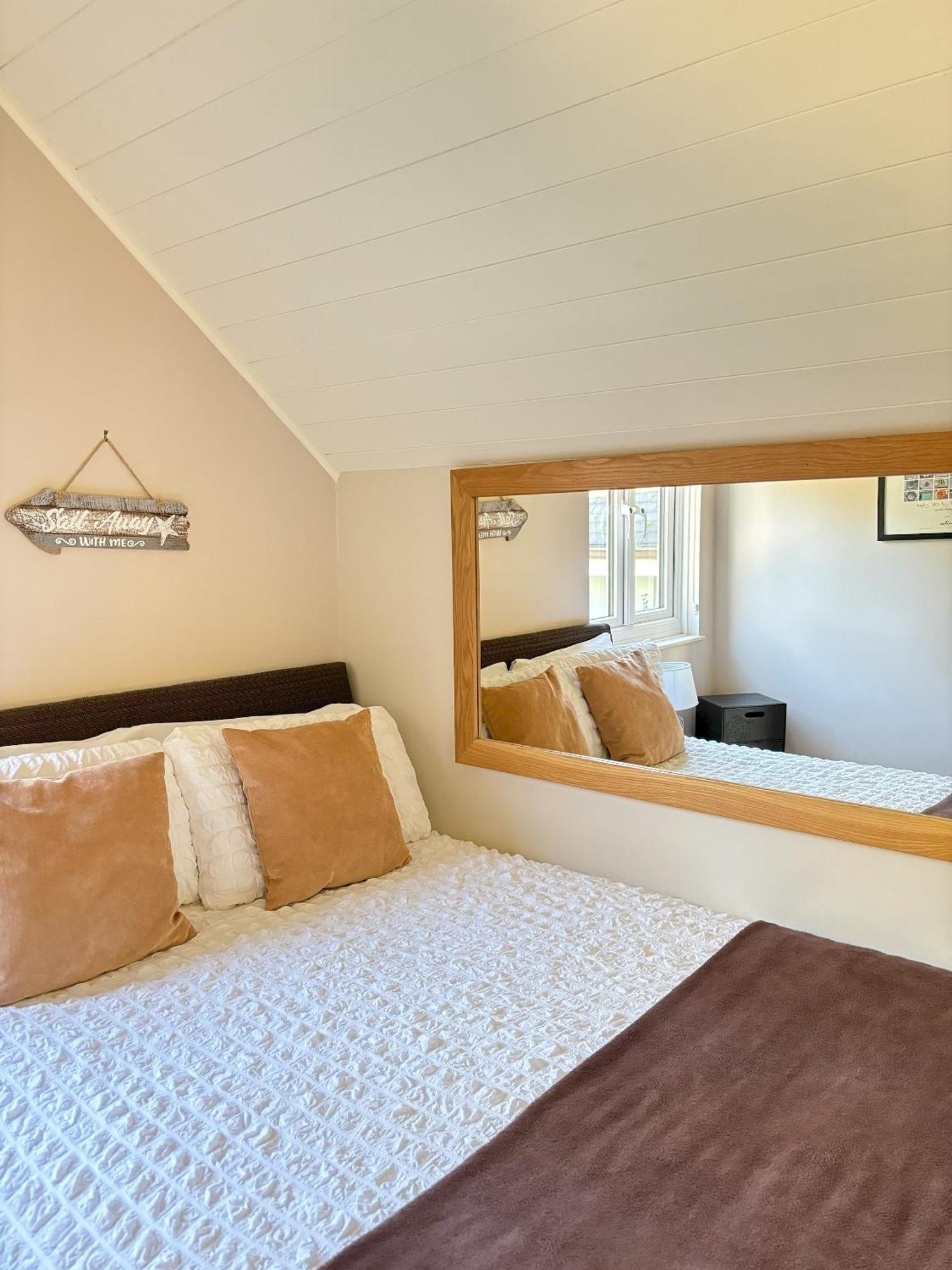 Lodge Kinsale - Cotswolds Lakeside - Spring